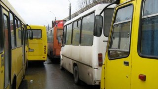 У Львові два перевізники ліпитимуть антимерські наклейки у автобусах