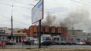 У Львові загорілася недобудова біля ринку Провесінь на вулиці Княгині Ольги