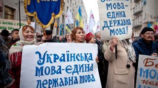 Половина українців вважають українську рідною мовою
