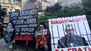 Активісти влаштували акцію з оркестром під будівлею поліції Львівщини