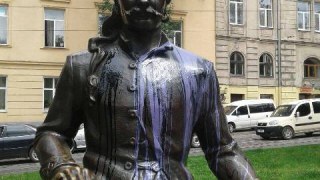 У Львові невідомі облили фарбою пам'ятник Юрію Кульчицькому