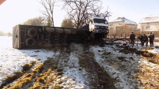 ДТП на Стрийщині: вантажівка врізалася у легковик та перекинулася