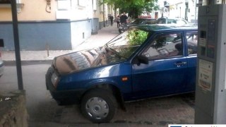 Мерія оприлюднила фото порушників правил паркування у центрі Львова