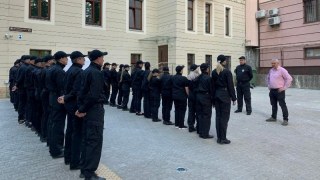У Львові для контролерів організували навчання зі зброєю