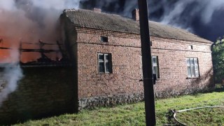 На Львівщині згоріла будівля з дошками та сіном