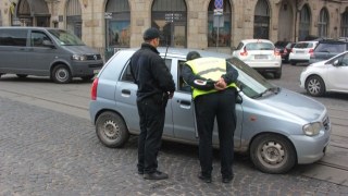 У Львові за ніч патрульні двічі зупиняни п'яного водія