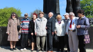Ветерани з Георгієвськими стрічками поклали квіти до Монумента Слави у Львові