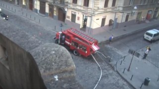 9 рятувальників гасили пожежу у центрі Львова