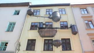 У Львові суд зупинив ухвалу міськради про демонтаж тазиків та ванн на Майстерні шоколаду