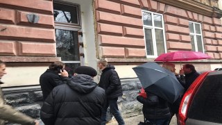 На вулиці Левицького власник квартири самочинно пробив дверний отвір замість вікна