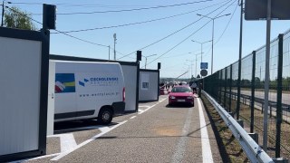 40 автомобілів чекають у черзі на виїзд з України у Краківці