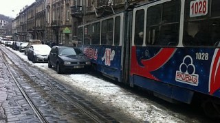У Львові водіїв просять не паркувати автівки на трамвайних коліях