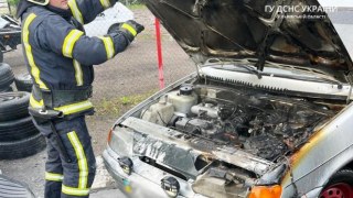У Львові згоріла автівка Lada Samara