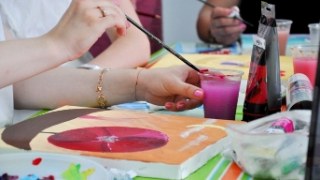У Львові відкрили заняття з арт-терапії для вагітних