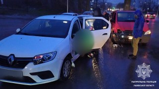 Біля Львова п'яний водій таксі в'їхав в мікроавтобус