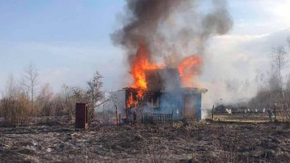 У Червоноградському районі через пожежу сухостою згорів будинок