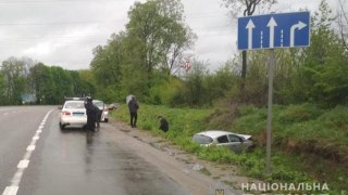 Поблизу Львова автівка з'їхала у кювет: є травмована