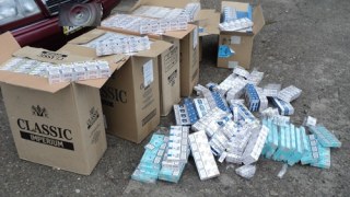 Працівник польського генконсульства у Львові вирішив підзаробити на контрабанді цигарок