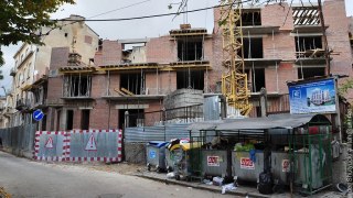 Будівництво скандальної компанії Дубневичів у Львові загрожує мешканцям сусідніх будинків