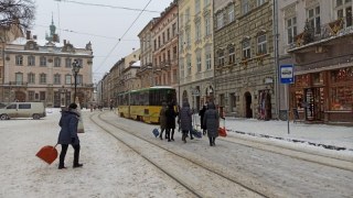 На вулиці Львова виїхали більше 80 одиниць снігоприбиральної техніки