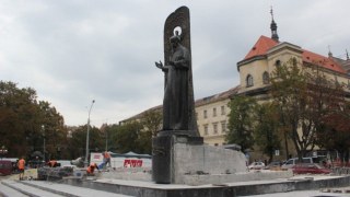 У центрі Львова завершують реконструкцію площі біля пам'ятника Шевченку