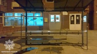 Вночі у Львові неповнолітня дівчина разом з компанією знищили зупинку громадського транпорту