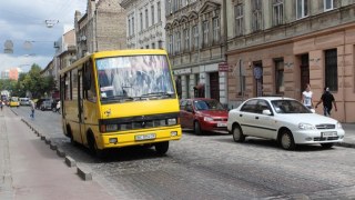 Львівські перевізники страйкують: майже половина автобусів не вийшли на рейси