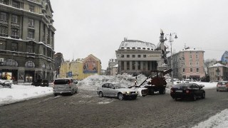 На вулиці Львова вийшли 16 снігоприбиральних машин