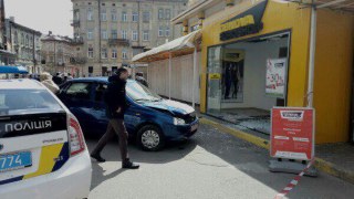 У Львові водій легковика розбив вітрину магазину і втік