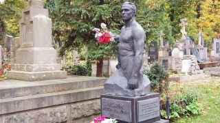 Львівські депутати хочуть замінити російський напис на надгробку Чукаріна