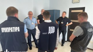 Шість інспекторів Львівської митниці викрили на незаконному розмитненні авто
