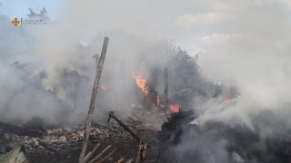 На Львівщині вщент згоріла будівля з сіном та дровами