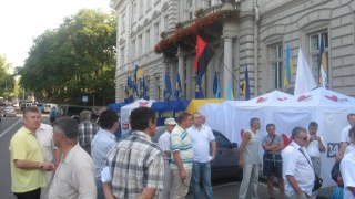 Пікетувальники через центральний вхід пропускають у Львівську ОДА лише рядових чиновників, інші входи - для керівників ОДА відкриті