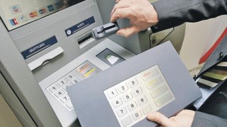 Касир автозаправки у Львові викрадав гроші з банківських карток клієнтів