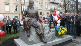 Невідомі вкрали кавник із пам'ятника Кульчицькому у Львові