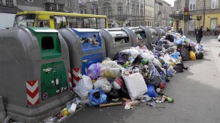 Львівських перевізників зобов’язали дезинфікувати майданчики зі сміттям
