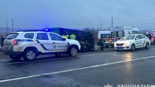 На трасі Львів – Краковець перекинулась маршрутка: постраждали 16 людей