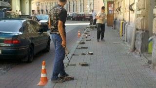Сьогодні антипаркувальні стовпці встановлені на вул. Вороного у Львові