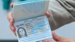 Близько ста українців вже отримали паспорти нового зразка