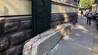 Львівська міськрада загородила вхід у приміщення, де власник незаконно вибив двері
