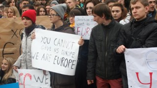 Більше тисячі студентів розпочали у Львові акції протесту проти призупинення урядом євроінтеграції (ФОТО)