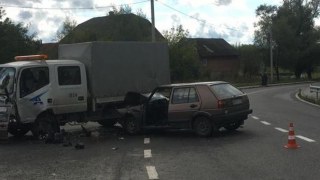 На Львівщині у ДТП з вантажівкою загинув водій легковика