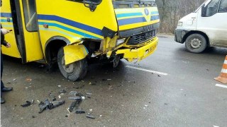Неподалік Львова автомобіль зіткнувся з маршруткою