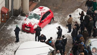 У центрі Львова сніг з даху розбив лобове скло автівки