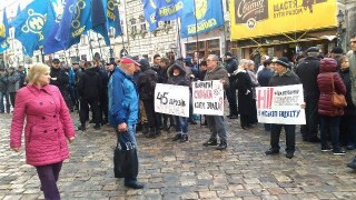 Львівську міську раду пікетують через гроші ЛАЗу