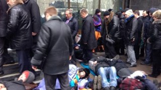 У Києві під будівлею Генпрокуратури відбувся лежачий пікет