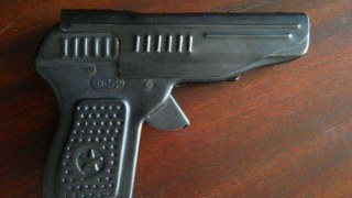 30-річний чоловік з іграшковим пістолетом пограбував магазин