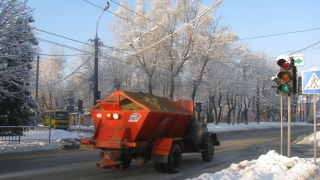 На вулиці Львова виїхали більше 90 одиниць снігоприбиральної техніки