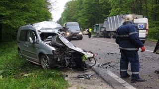 На трасі "Львів-Краковець" при зіткненні зі сміттєвозом загинув водій легковика