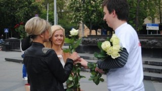 Львів’янки отримали квіти від Юлії Тимошенко у День матері